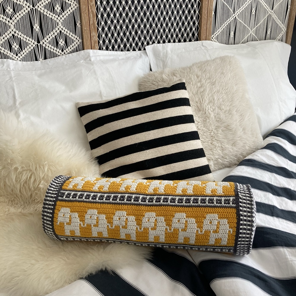 Haakpatroon Wandering Elephants Pillow (Digital)