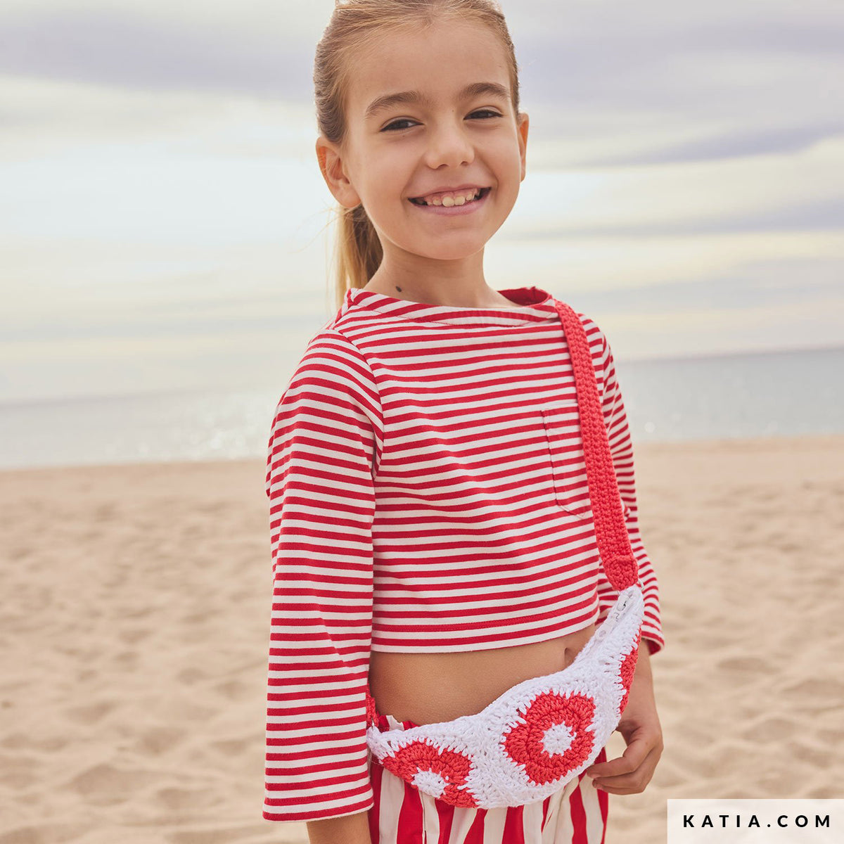Katia Easy Crochet Capri 114 Licht jeans - Patroon breien haken kinderen heuptasje lente zomer katia — gemaakt met Katia Easy Crochet Capri