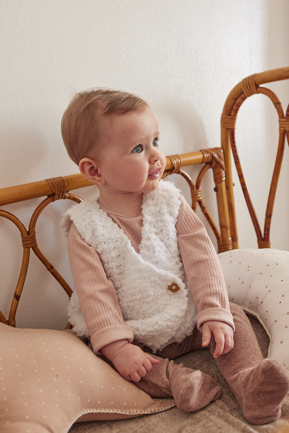 Bebe — gemaakt met Katia Nuvole Mouwloos Babyvestje Garen- en Breipakket (2)