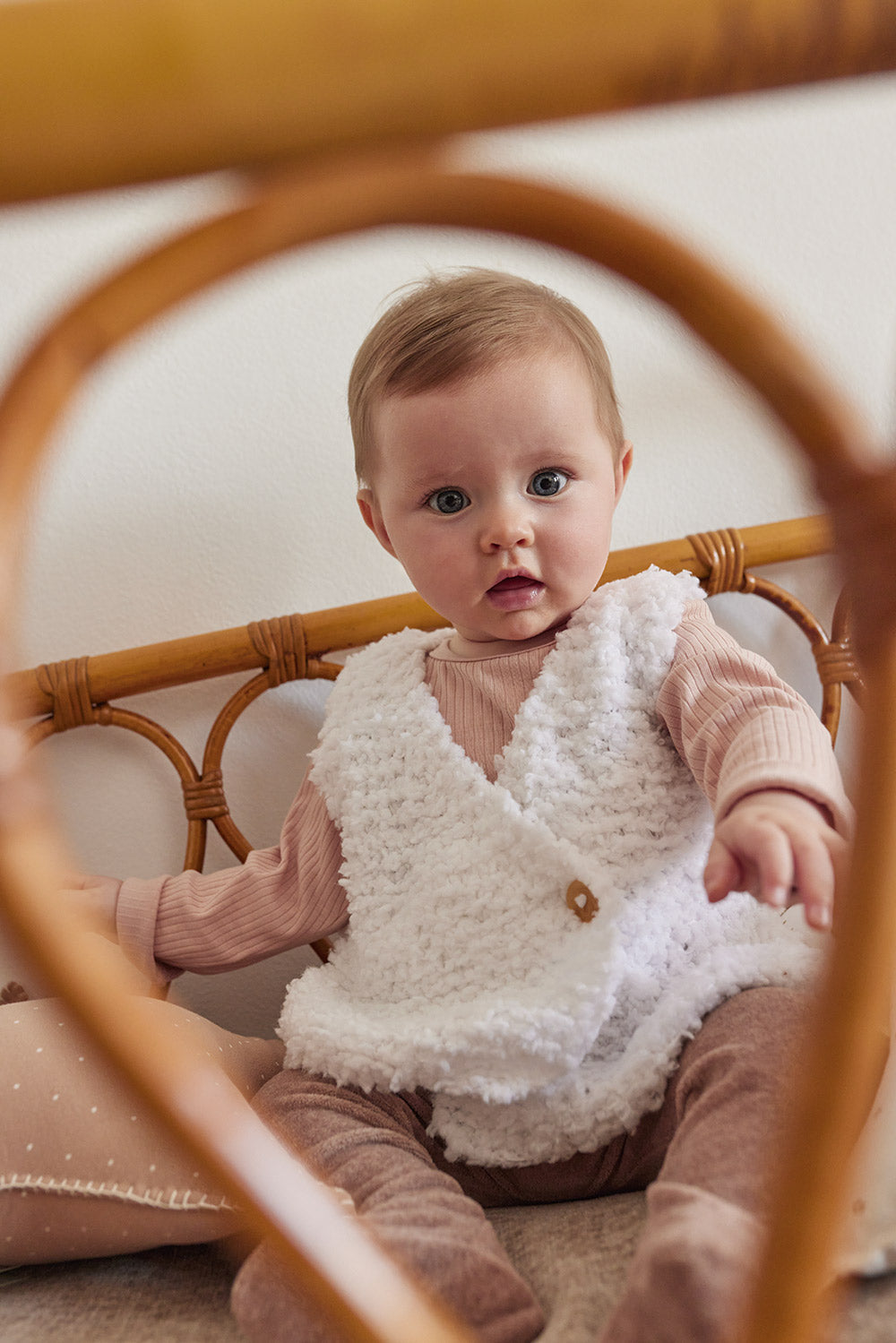 Bebe — gemaakt met Katia Nuvole Mouwloos Babyvestje Garen- en Breipakket