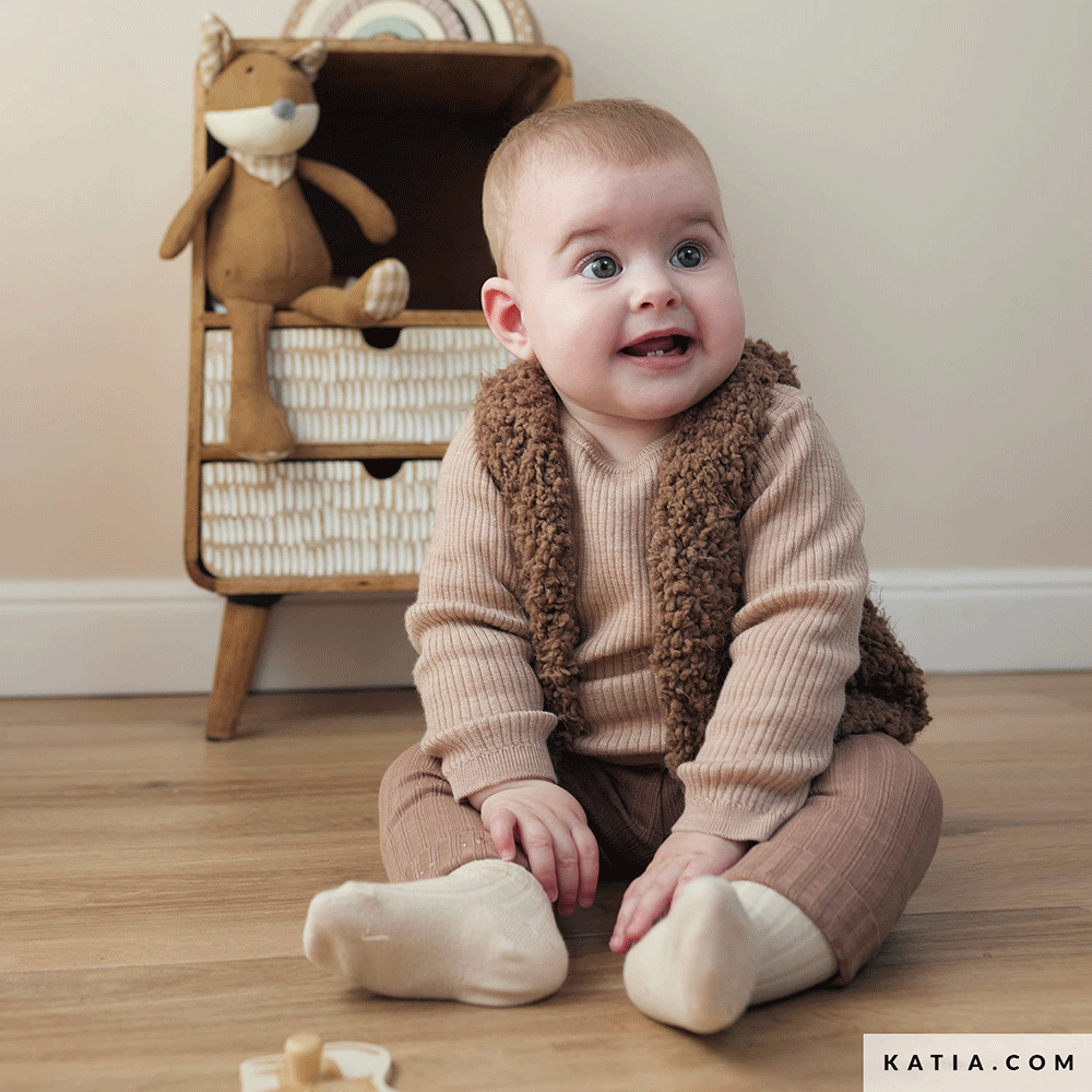 Katia Sherpa 110 Parelachtig lichtgrijs - Patroon breien haken baby vest herfst winter katia — gemaakt met Katia Sherpa