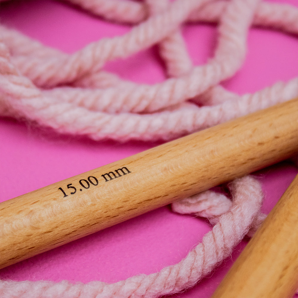 Sfeerbeeld met KnitPro Basix Birch Breinaalden 40cm 15mm (2)