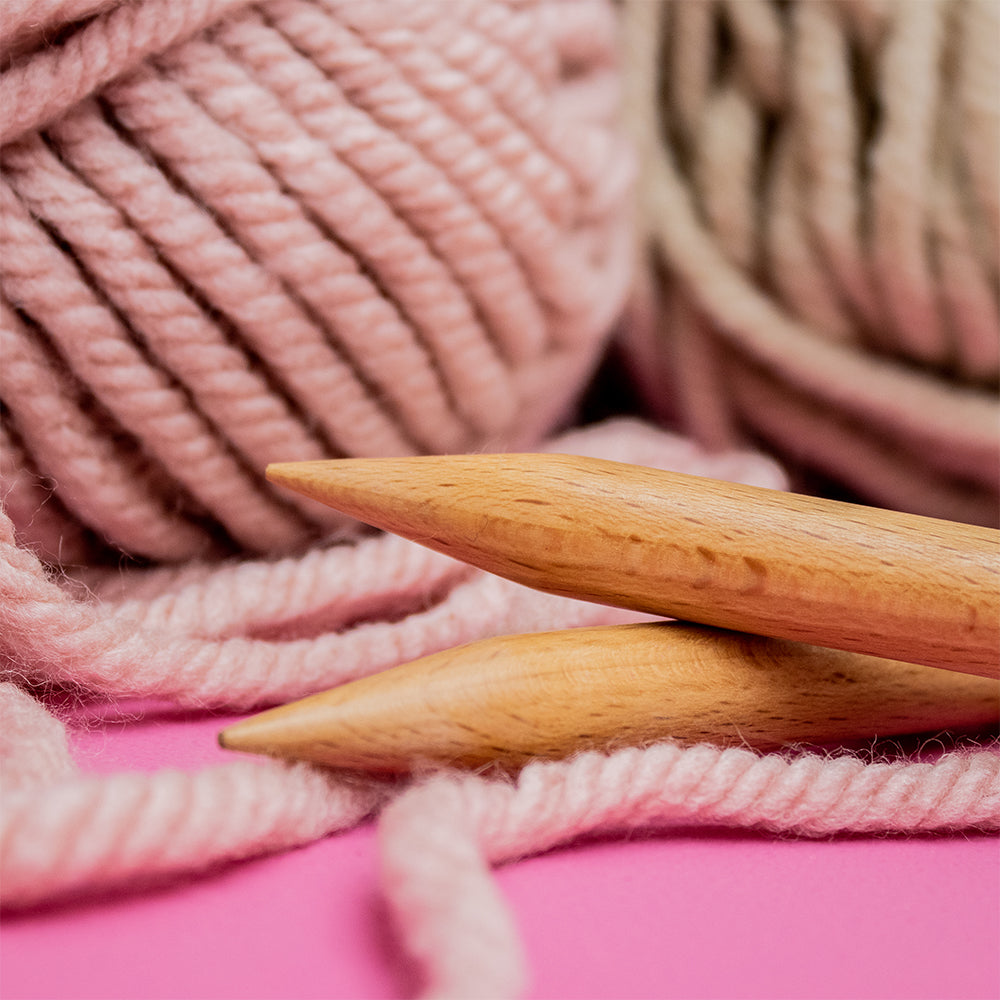 Sfeerbeeld met KnitPro Basix Birch Breinaalden 40cm 15mm