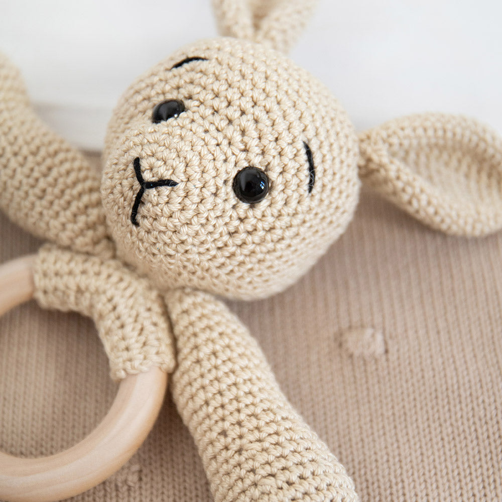 Babyspullen — gemaakt met Konijn rammelaar – Go Handmade Sensory Kit Haakpakket (2)