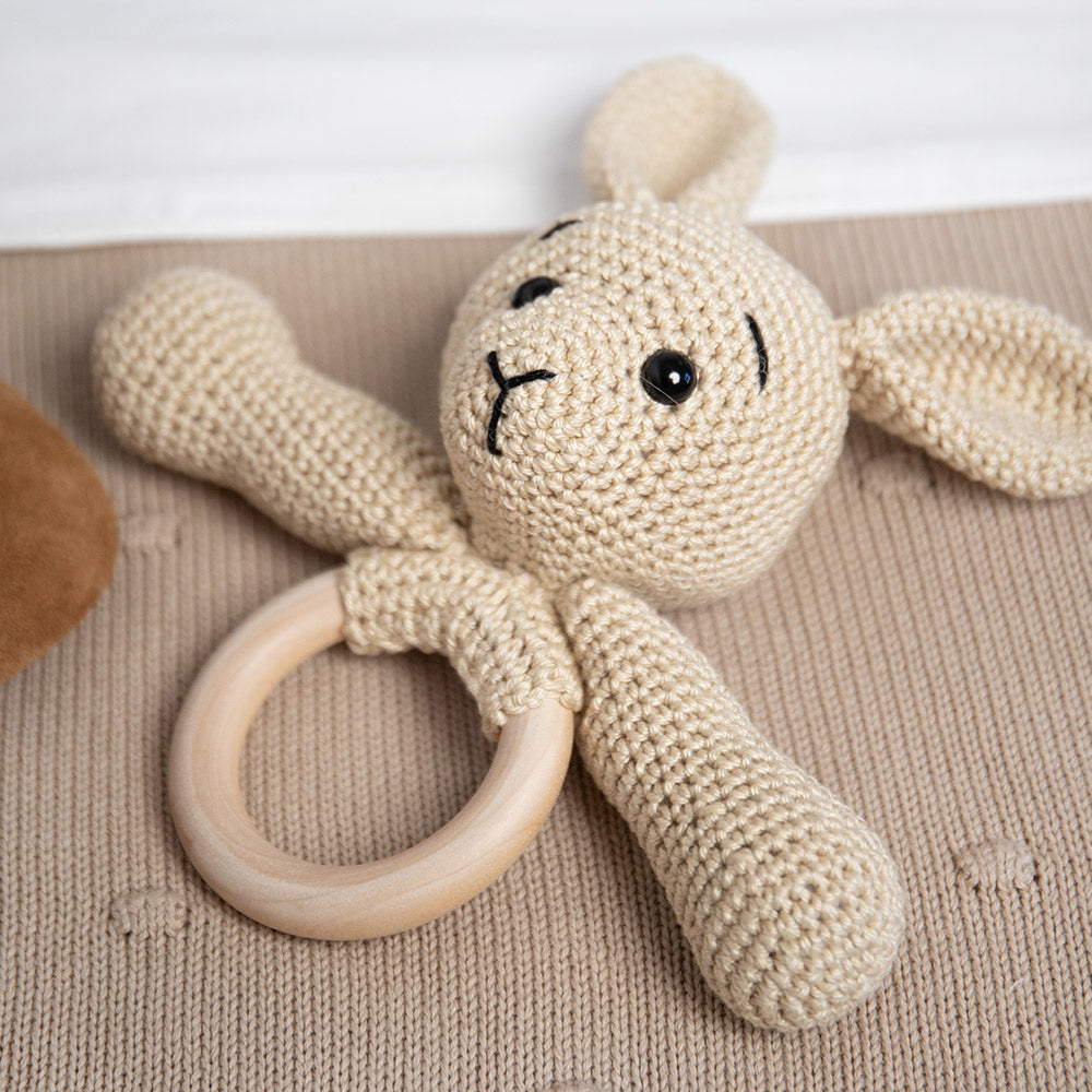 Babyspullen — gemaakt met Konijn rammelaar – Go Handmade Sensory Kit Haakpakket (3)