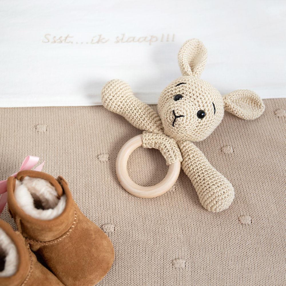 Babyspullen — gemaakt met Konijn rammelaar – Go Handmade Sensory Kit Haakpakket