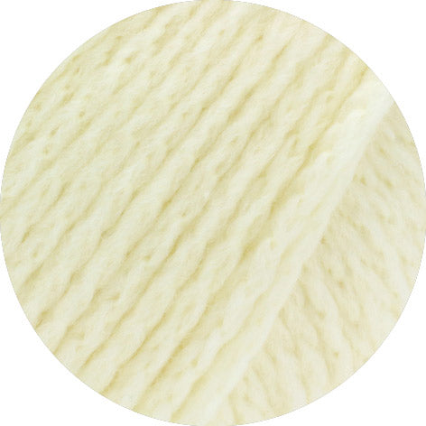 vrouw in een zandkleurige kabeltrui met hoge hals als inspiratie voor Lana Grossa Cool Merino Big 231 Roze - Lana Grossa Cool Merino Big 201 Ruw Wit