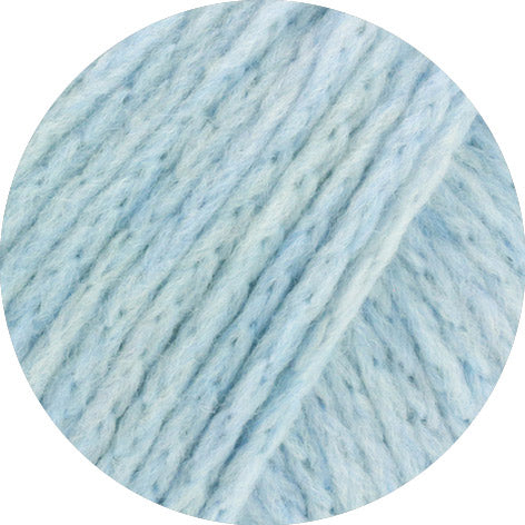 meisje in een licht vest en gestreepte trui als inspiratie voor Lana Grossa Cool Merino Big 231 Roze - Lana Grossa Cool Merino Big 201 Ruw Wit
