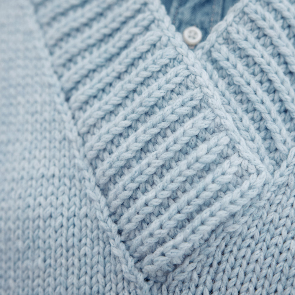 jongen in een bruin gemêleerde trui met structuur als inspiratie voor Lana Grossa Cool Merino Big 231 Roze - Lana Grossa Cool Merino Big 201 Ruw Wit