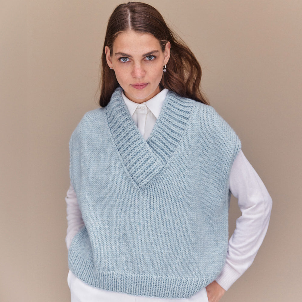 grijze gestreepte plaid over een houten stoel als inspiratie voor Lana Grossa Cool Merino Big 231 Roze - Lana Grossa Cool Merino Big 201 Ruw Wit