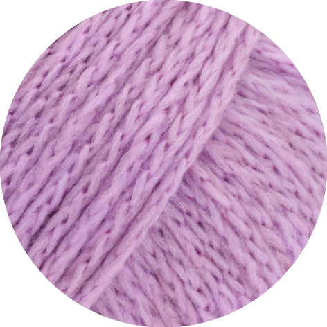 man buiten in een beige vest en donkere sjaal als inspiratie voor Lana Grossa Cool Merino Big 231 Roze - Lana Grossa Cool Merino Big 201 Ruw Wit