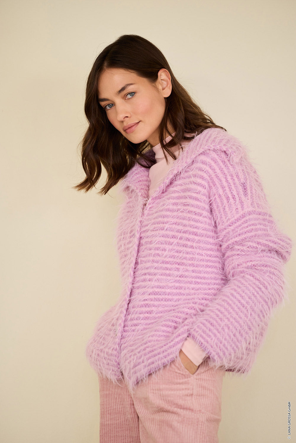 Dame in fuchsia gebreide poncho van Lana Grossa Cool Merino Uni - Lana Grossa Cool Merino Uni 041 Pastelroze