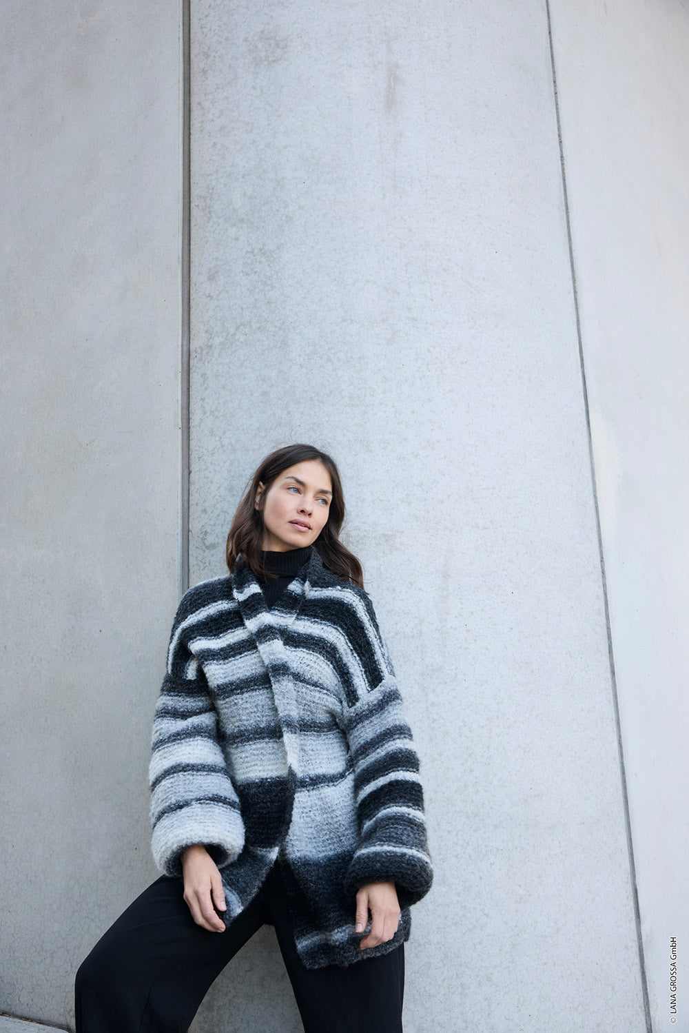 Dame met grijze gebreide poncho van Lana Grossa Cool Merino Uni - Lana Grossa Cool Merino Uni 041 Pastelroze