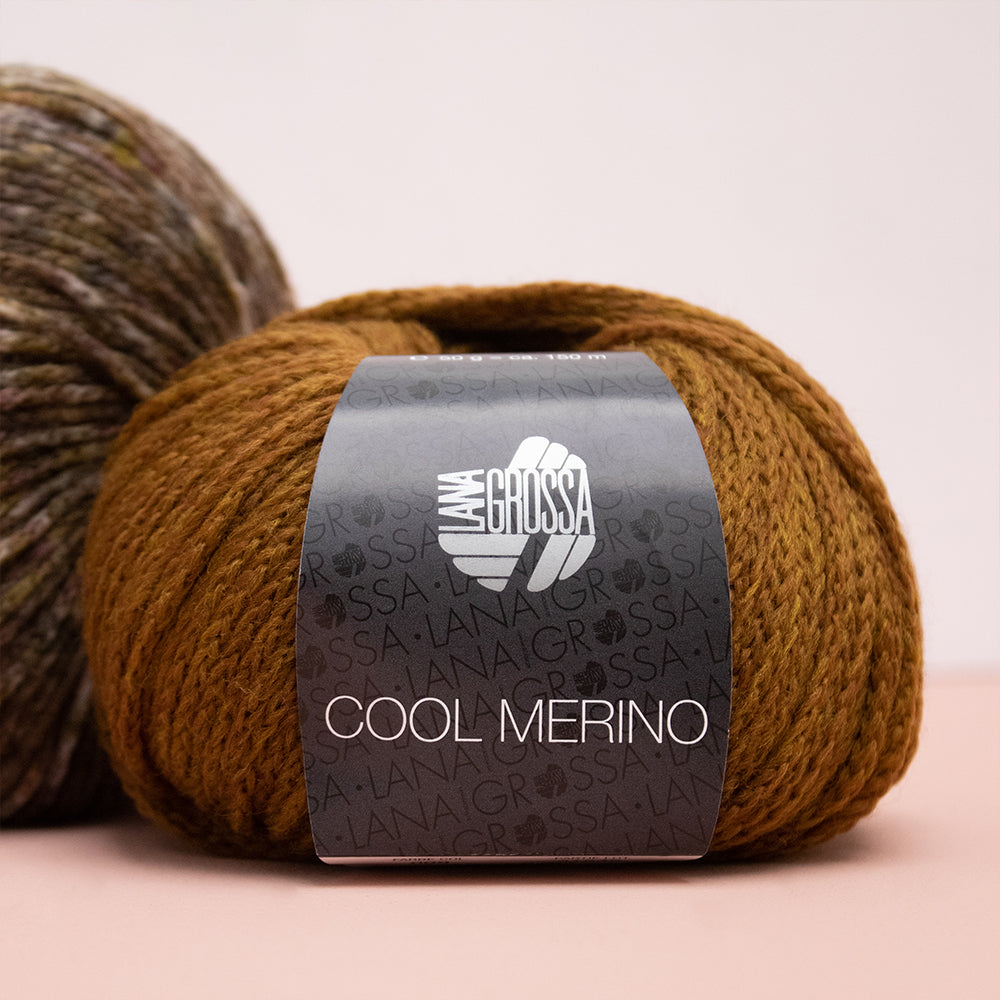 Dame in mosterdgele gebreide trui van Lana Grossa Cool Merino Uni - Lana Grossa Cool Merino Uni 041 Pastelroze
