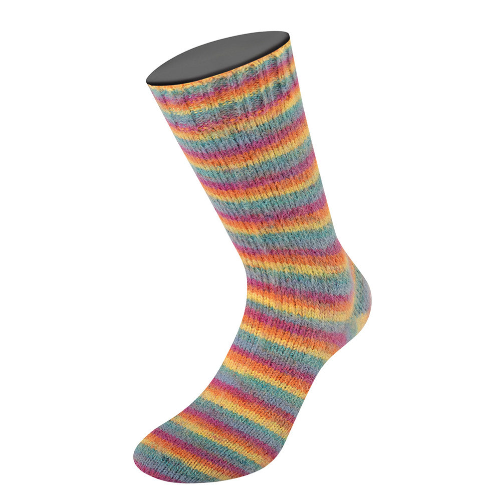 Meilenweit cosy socks multi stripes lana grossa — gemaakt met Lana Grossa Cosy Socks Multi Stripes (2) - Lana Grossa Cosy Socks Multi Stripes 151 Petrol/Rookblauw/Fuchsia/Oranje/Geel