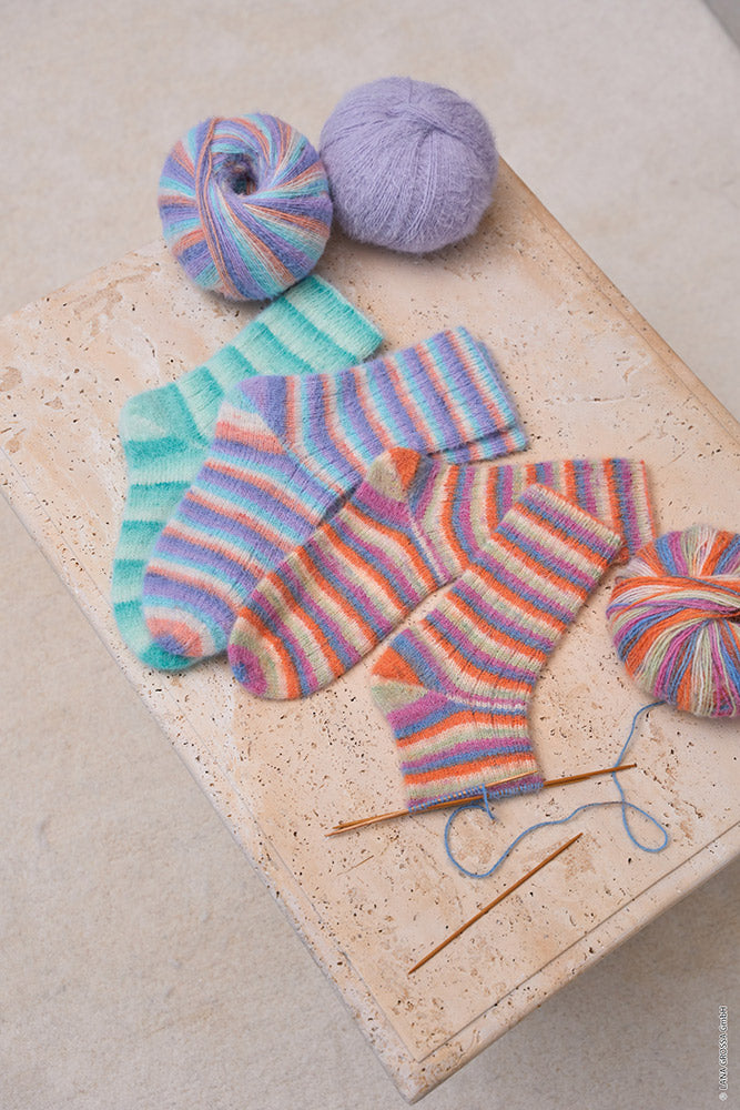Hw cosy socks lana grossa mf — gemaakt met Lana Grossa Cosy Socks Multi Stripes (6) - Lana Grossa Cosy Socks Multi Stripes 152 Tulpenrood/Violetblauw/Zalmroze/Pink/Lichtgroen