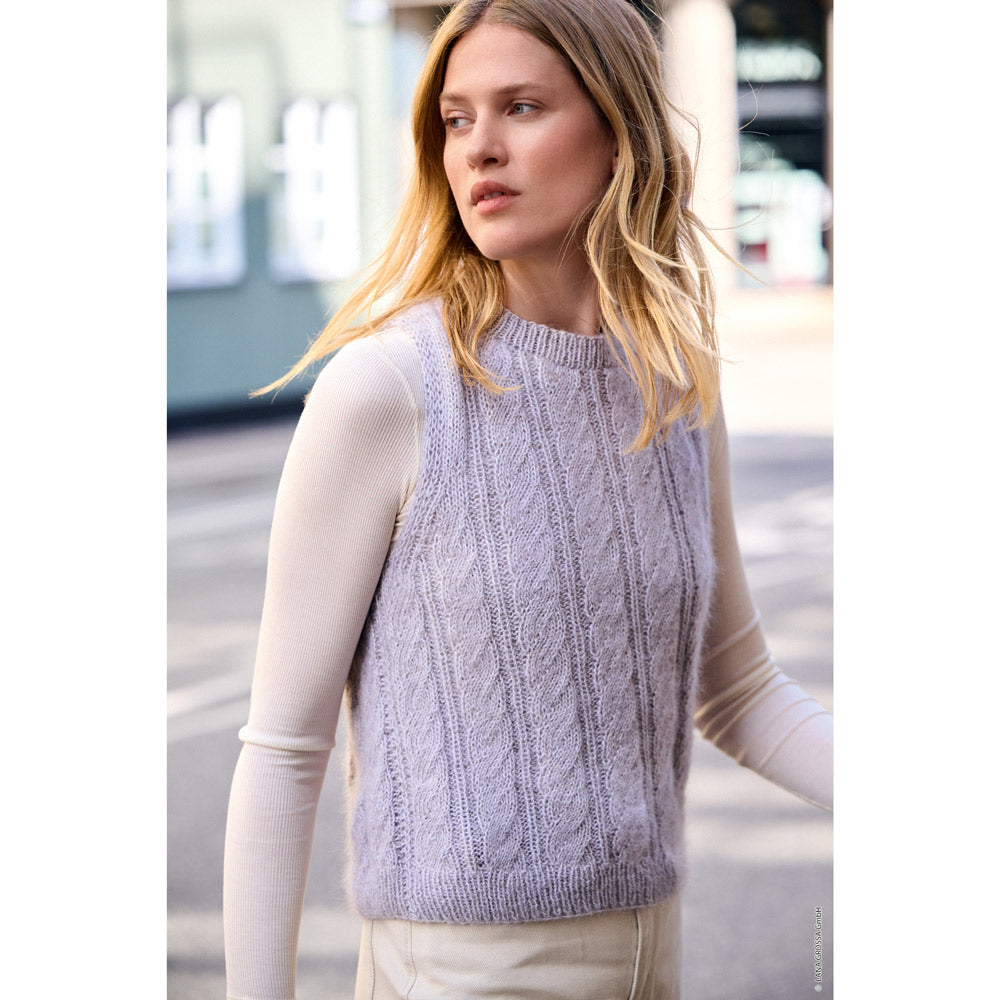 model in een losvallend gebreid vest - Lana Grossa Ecopuno 063 Taupe, sfeerfoto 7 - Lana Grossa Ecopuno 065 Karamel