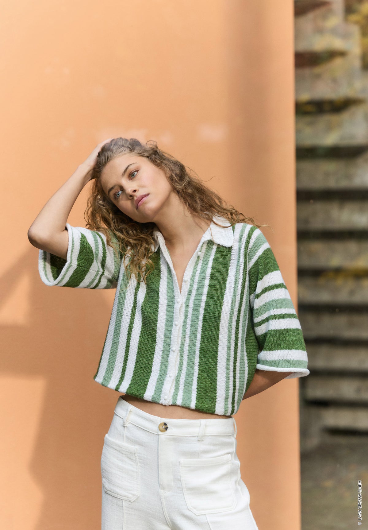 detail van een gebreid kledingstuk uit een Lana Grossa lookbook - Lana Grossa Ecopuno 063 Taupe, sfeerfoto 45 - Lana Grossa Ecopuno 065 Karamel