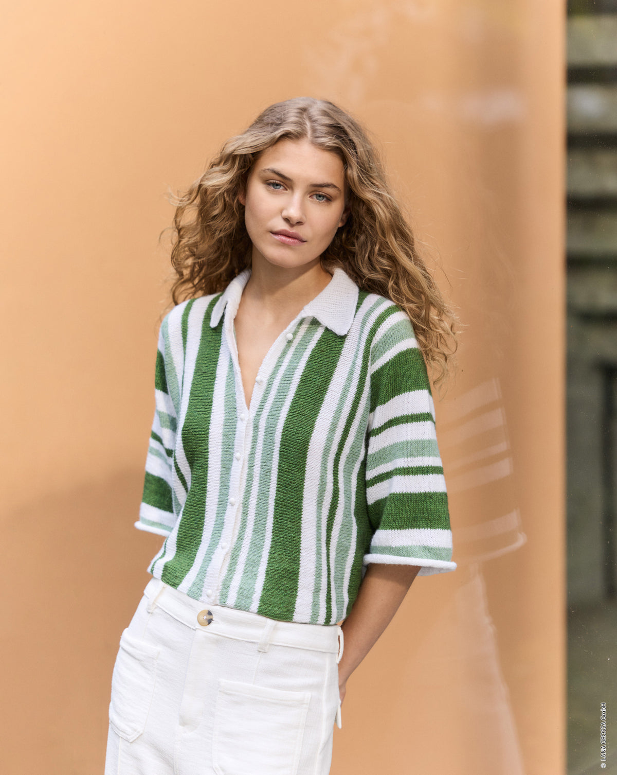 model in een modieuze gebreide trui uit een Lana Grossa lookbook - Lana Grossa Ecopuno 063 Taupe, sfeerfoto 44 - Lana Grossa Ecopuno 065 Karamel