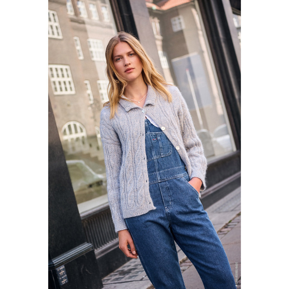 achteraanzicht van een gebreid vest met lange mouwen - Lana Grossa Ecopuno 063 Taupe, sfeerfoto 8 - Lana Grossa Ecopuno 065 Karamel