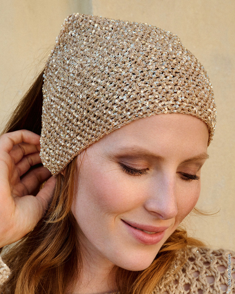 Lana Grossa Glamour 018 Goudgeel sfeerfoto - damesvest met strepen en glanzende accenten - Lana Grossa Glamour 019 Goud