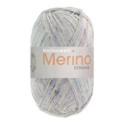 Close-up van het gebreide streeppatroon van Lana Grossa Meilenweit Mountain 7601 in blauw/lila/mint/licht-/donkergrijs gestreept - Lana Grossa Meilenweit 100 Merino Extrafine Mountain 7601 Blauw/Lila/Mint/Licht-/Donkergrijs gestreept