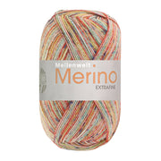 Close-up van het gebreide streeppatroon van Lana Grossa Meilenweit Mountain 7602 in rood/geel/turquoise/oranje/ecru/donkergrijs gestreept - Lana Grossa Meilenweit 100 Merino Extrafine Mountain 7602 Rood/Geel/Turquoise/Oranje/Ecru/Donkergrijs gestreept