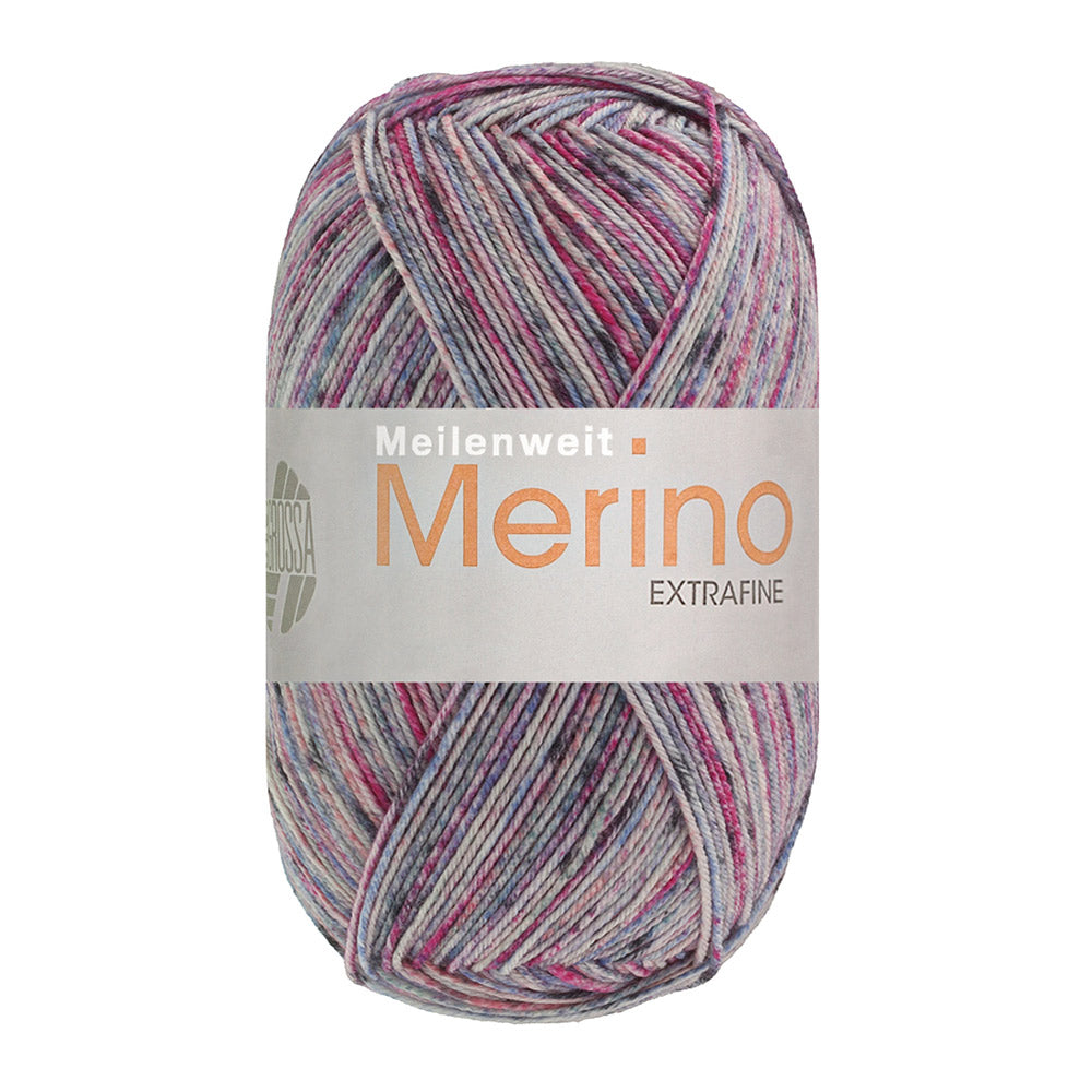 Close-up van het gebreide streeppatroon van Lana Grossa Meilenweit Mountain 7604 in licht-/donkergrijs/fuchsia/roze/jeansblauw gestreept - Lana Grossa Meilenweit 100 Merino Extrafine Mountain 7604 Licht-/Donkergrijs/Fuchsia/Roze/Jeansblauw gestreept