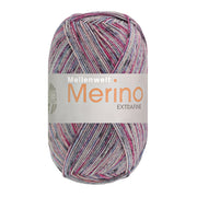 Close-up van het gebreide streeppatroon van Lana Grossa Meilenweit Mountain 7604 in licht-/donkergrijs/fuchsia/roze/jeansblauw gestreept - Lana Grossa Meilenweit 100 Merino Extrafine Mountain 7604 Licht-/Donkergrijs/Fuchsia/Roze/Jeansblauw gestreept