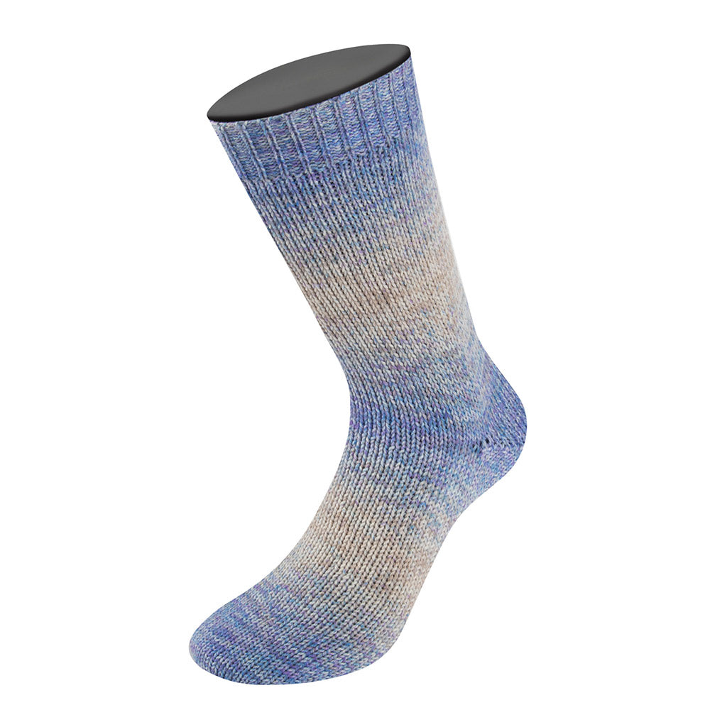 Gebreide sok van Lana Grossa Meilenweit 100 Merino Extrafine Shades 7233 met kleurverloop in lichtgrijs, beige, marine, blauw en roodviolet - Lana Grossa Meilenweit 100 Merino Extrafine Shades 7233 Lichtgrijs/Beige/Marine/Blauw/Roodviolet