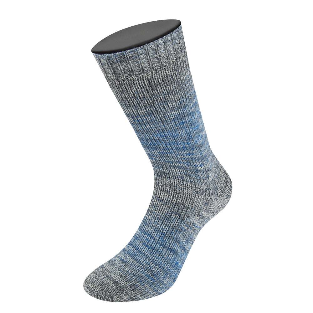 Gebreide sok van Lana Grossa Meilenweit 100 Merino Extrafine Shades 7235 met kleurverloop in lichtgrijs, donkergrijs, lichtblauw, donkerblauw en nachtblauw - Lana Grossa Meilenweit 100 Merino Extrafine Shades 7235 Lichtgrijs/Donkergrijs/Lichtblauw/Donkerblauw/Nachtblauw