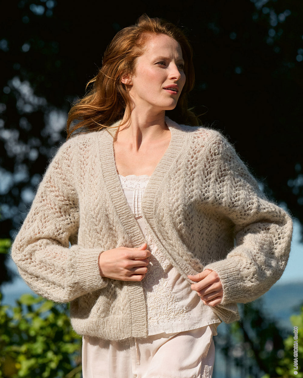 Lana Grossa Setasuri 062 Umbra - model draagt een gebreide damestop of trui met een lichte pluizige draad - sfeerfoto 20 - Lana Grossa Setasuri 068 Framboos