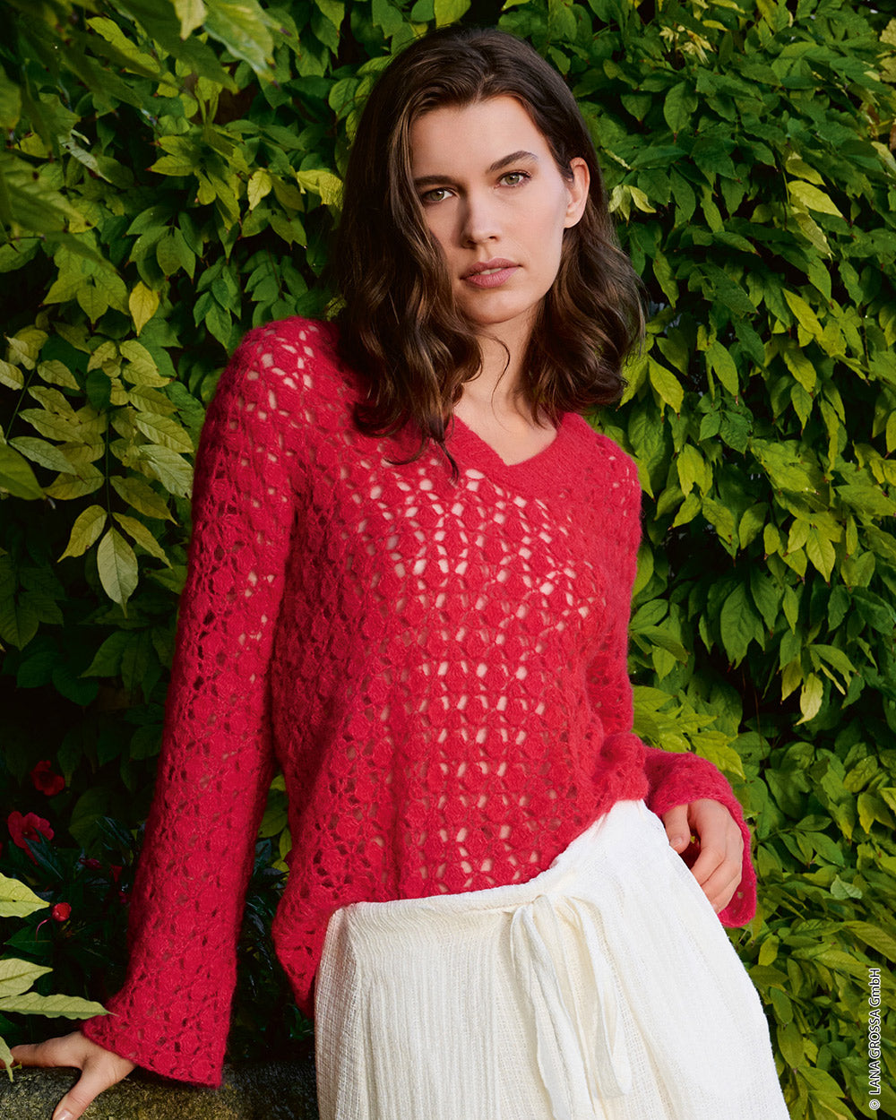 Lana Grossa Setasuri 062 Umbra - model draagt een gebreid damesvest of trui met een luxe harige draad - sfeerfoto 26 - Lana Grossa Setasuri 068 Framboos