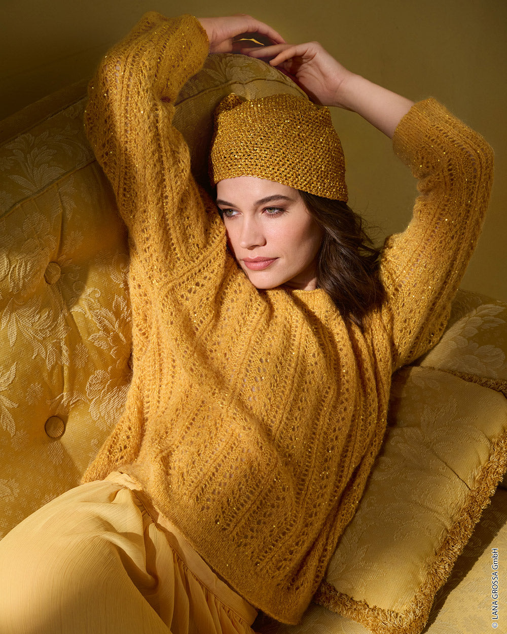 Lana Grossa Setasuri 062 Umbra - model draagt een gebreide sweater met een zachte harige draad - sfeerfoto 15 - Lana Grossa Setasuri 068 Framboos