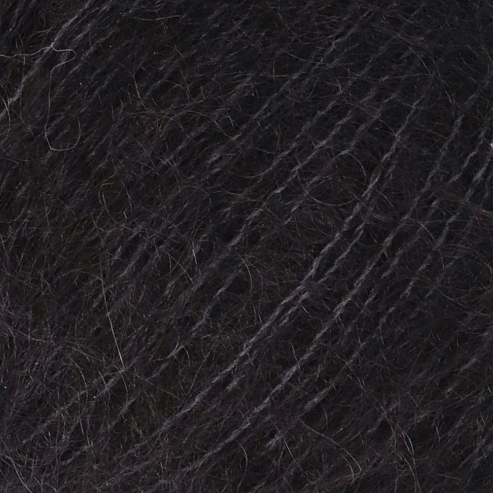 Lana Grossa Silkhair 014 Zwart - detailfoto van de zachte draad en de luchtige pluizige structuur