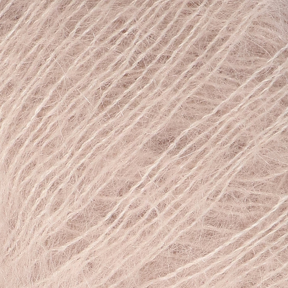 Lana Grossa Silkhair 018 Lichtbeige - detailfoto van de zachte draad en de luchtige pluizige structuur