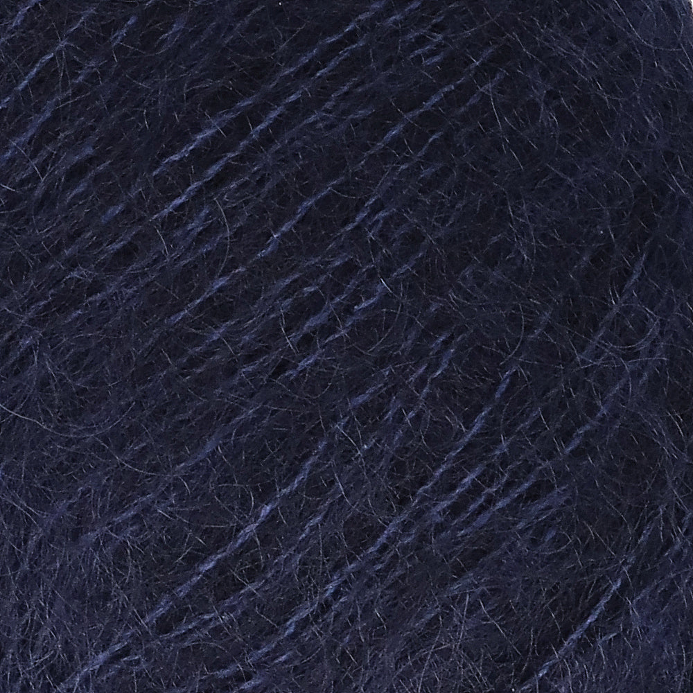Lana Grossa Silkhair 027 Nachtblauw - detailfoto van de zachte draad en de luchtige pluizige structuur