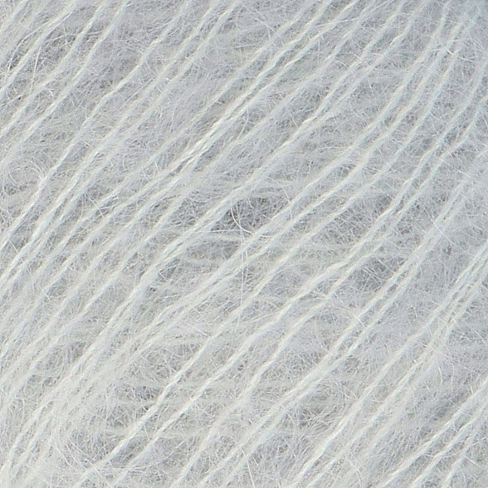 Lana Grossa Silkhair 041 Zilver Grijs - detailfoto van de zachte draad en de luchtige pluizige structuur