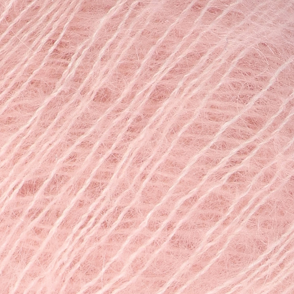 Lana Grossa Silkhair 086 Poeder Rosé - detailfoto van de zachte draad en de luchtige pluizige structuur