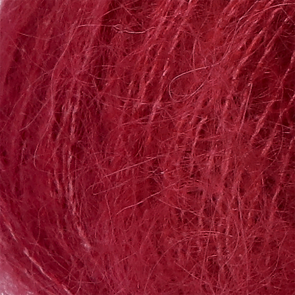 Lana Grossa Silkhair 113 Bordeaux - detailfoto van de zachte draad en de luchtige pluizige structuur