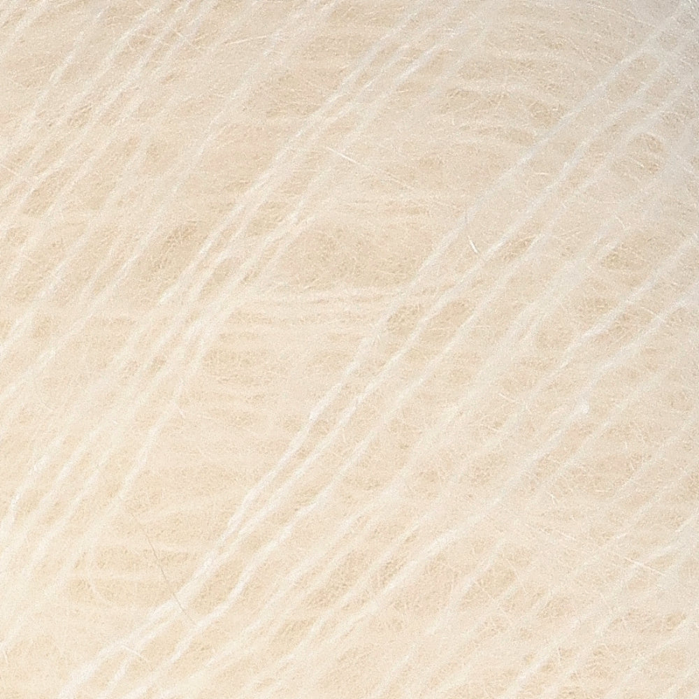 Lana Grossa Silkhair 117 Wit - detailfoto van de zachte draad en de luchtige pluizige structuur