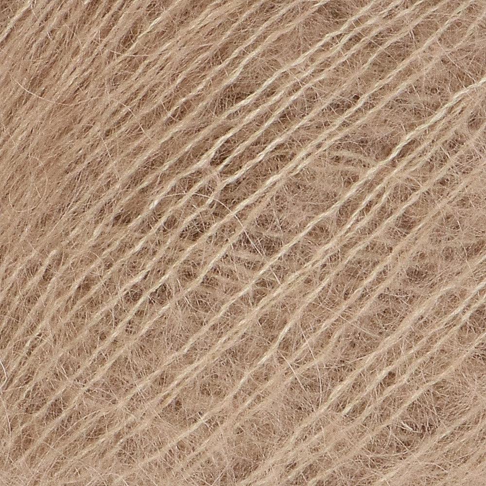 Lana Grossa Silkhair 123 Parel Beige - detailfoto van de zachte draad en de luchtige pluizige structuur