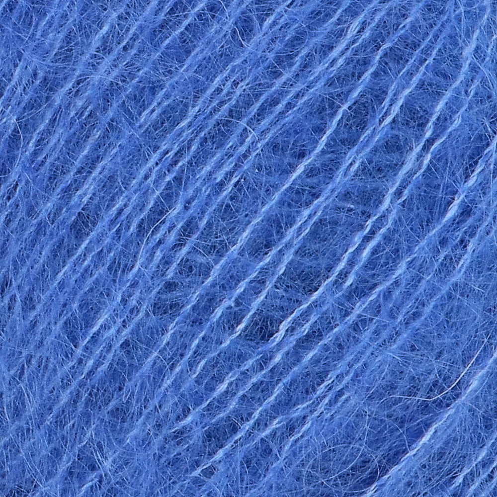 Lana Grossa Silkhair 133 Gentian Blauw - detailfoto van de zachte draad en de luchtige pluizige structuur