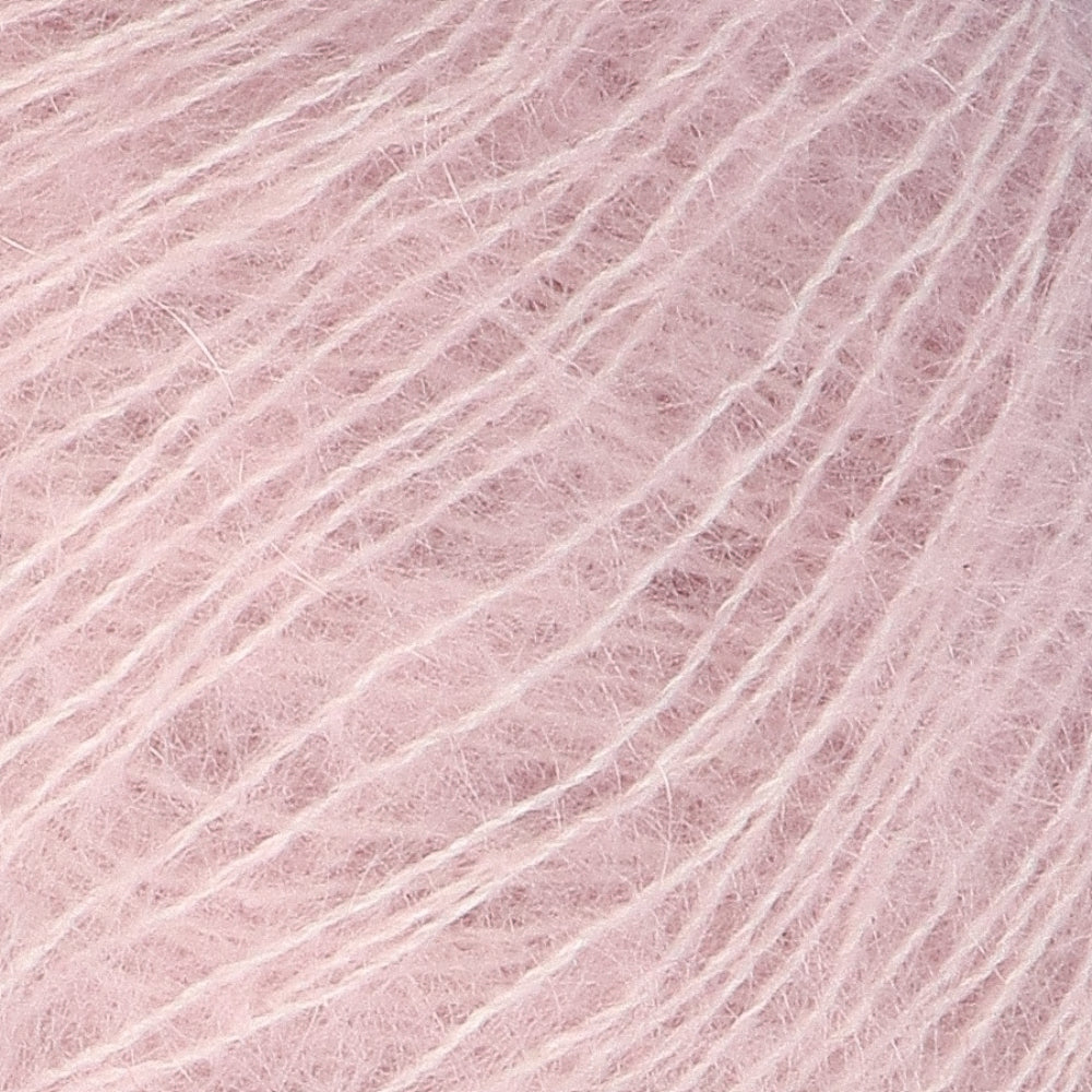 Lana Grossa Silkhair 150 Pastel Lila - detailfoto van de zachte draad en de luchtige pluizige structuur