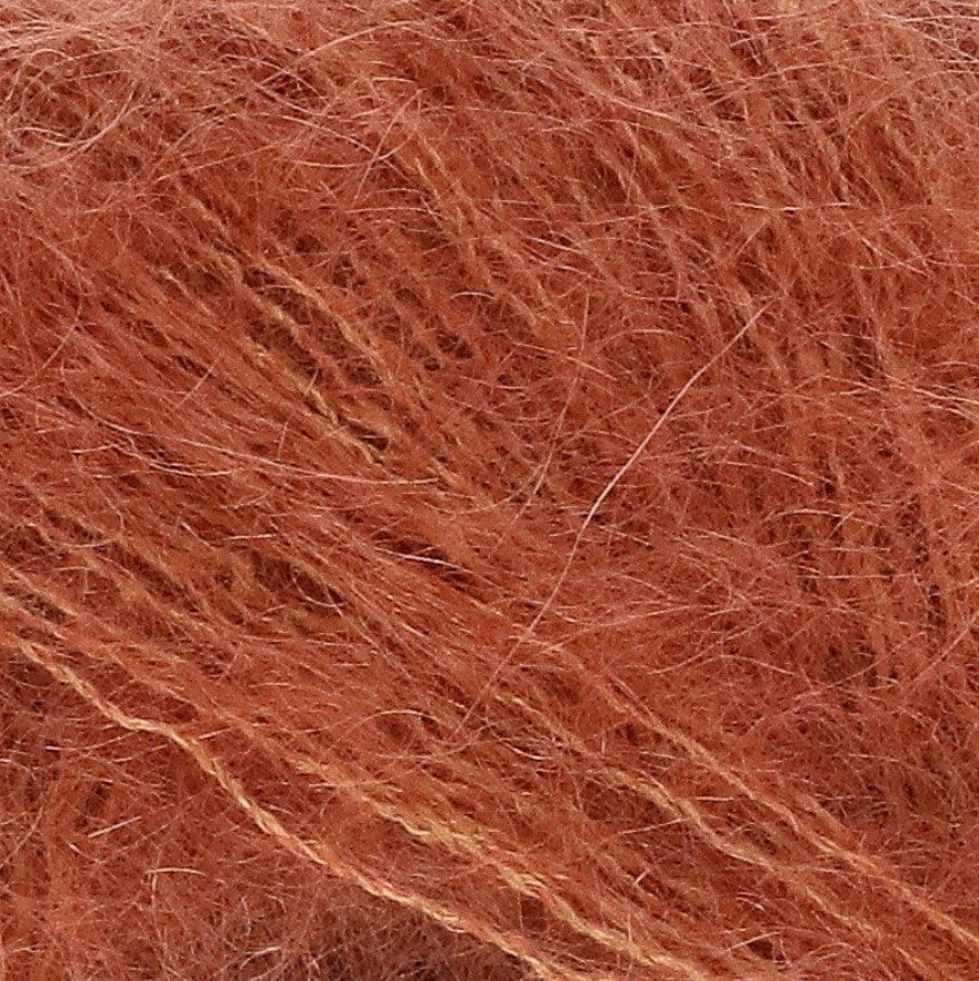Lana Grossa Silkhair 181 Roest - detailfoto van de zachte draad en de luchtige pluizige structuur