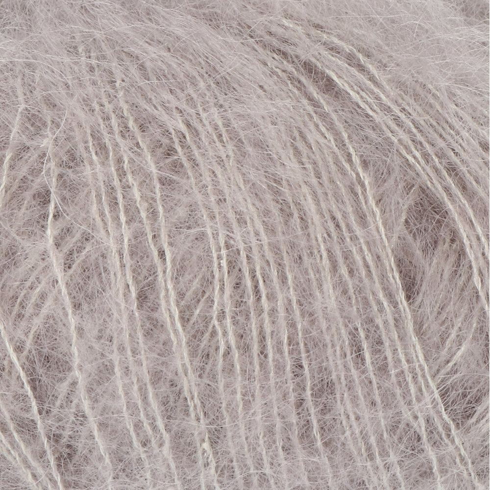 Lana Grossa Silkhair 184 Grijs Beige - detailfoto van de zachte draad en de luchtige pluizige structuur