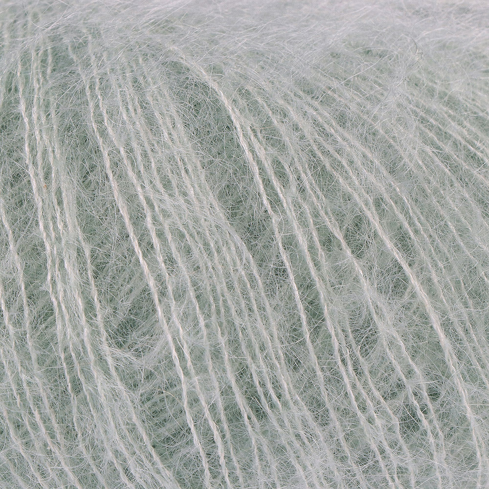 Lana Grossa Silkhair 186 Pastelgroen - detailfoto van de zachte draad en de luchtige pluizige structuur