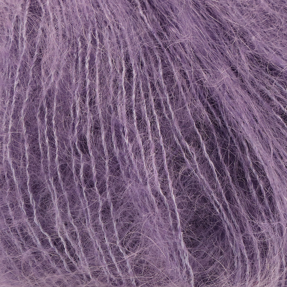 Lana Grossa Silkhair 188 Paars - detailfoto van de zachte draad en de luchtige pluizige structuur