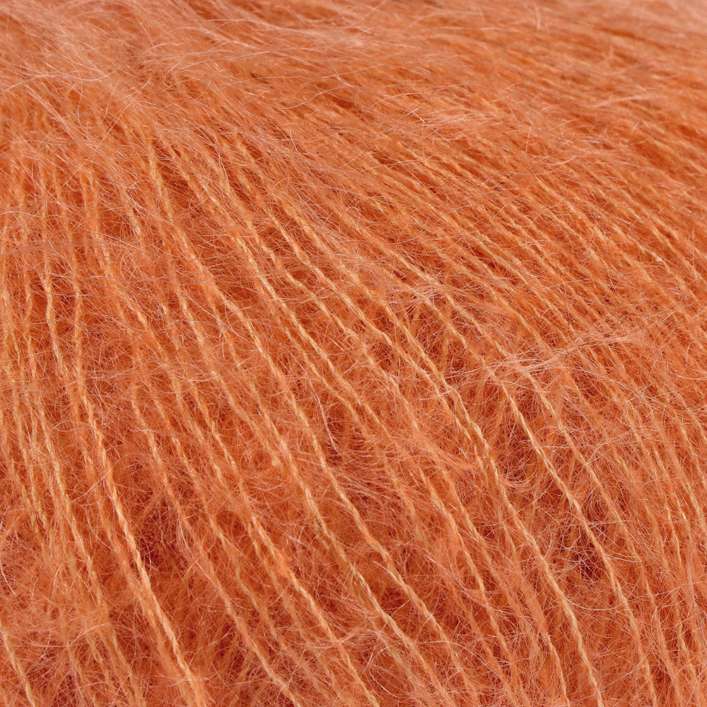 Lana Grossa Silkhair 190 Pompoen - detailfoto van de zachte draad en de luchtige pluizige structuur