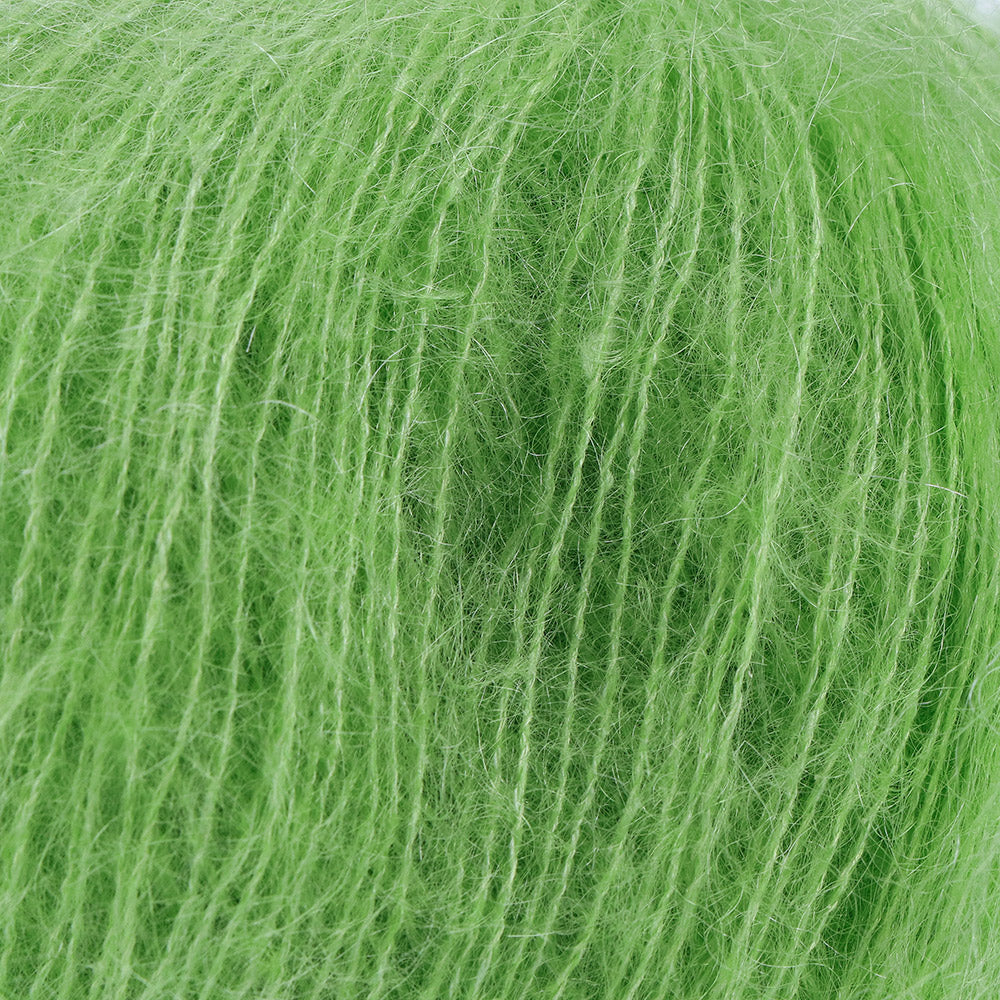 Lana Grossa Silkhair 191 Lentegroen - detailfoto van de zachte draad en de luchtige pluizige structuur
